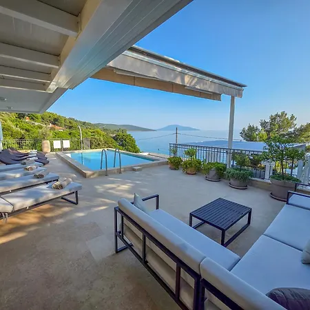 St Martin-reef - Exclusive Seafront With Private Heated Pool