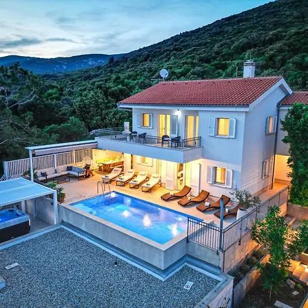 St Martin-reef - Exclusive Seafront With Private Heated Pool Villa Martinšćica