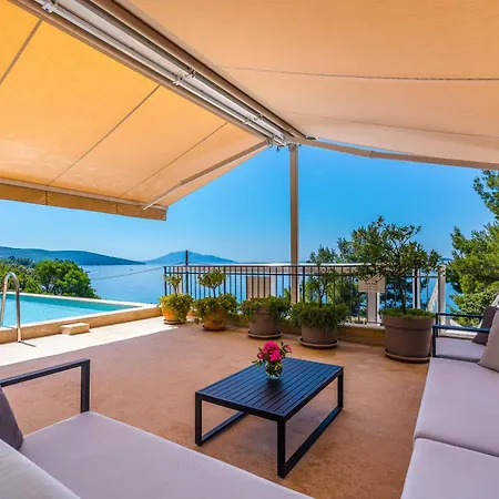 St Martin-reef - Exclusive Seafront With Private Heated Pool