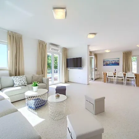 Vila St Martin-reef - Exclusive Seafront With Private Heated Pool Martinšćica